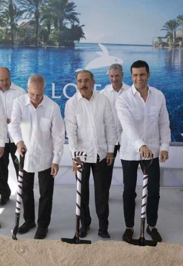 El presidente dominicano, Danilo Medina (c), acompañado por Santiago de Armas, presidente del Consejo de IFA Hotels (i), y Francisco López, Consejero Delegado de Lopesan Hotel Group, durante el acto de inicio oficial de obras de lo que será el futuro h